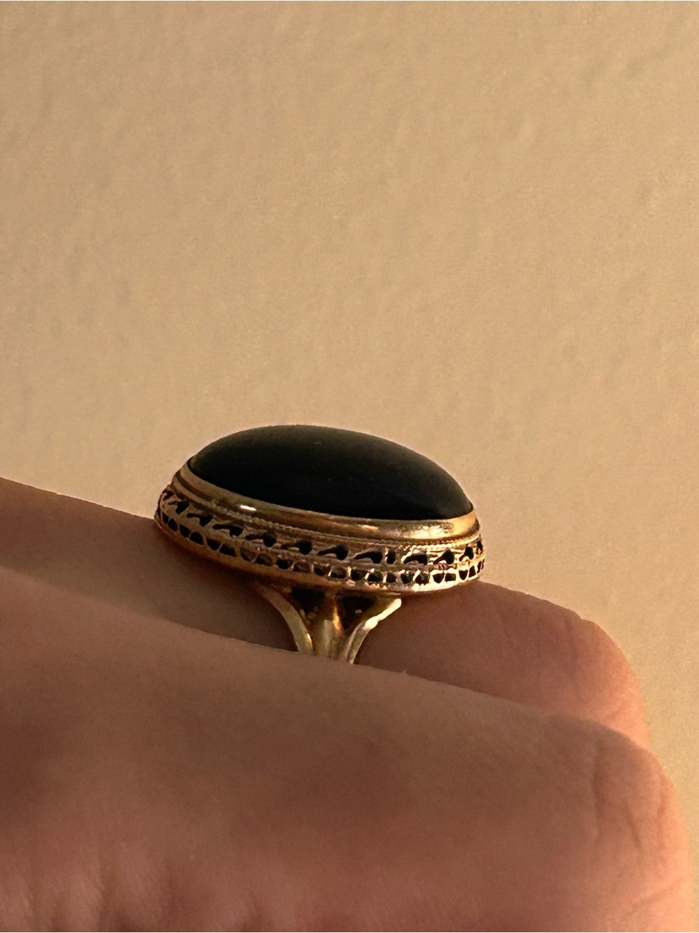 Antique 10k (stamped) yellow gold and onyx stone - adjustable